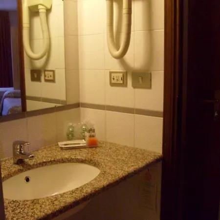 Des Alpes מלון Rosta